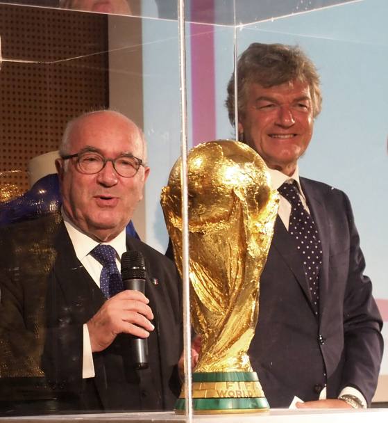 Carlo Tavecchio e Giancarlo Antognoni con la Coppa del Mondo